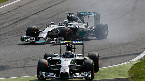 Der Moment des Tages: Nico Rosbergs Brems-Patzer nutzt Lewis Hamilton und schnappt sich die Führung.