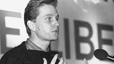 Die Anfänge: Guido Westerwelle am Rednerpult im Dezember 1984 beim Bundeskongress der "Jungen Liberalen" in Bensheim an der Bergstraße.