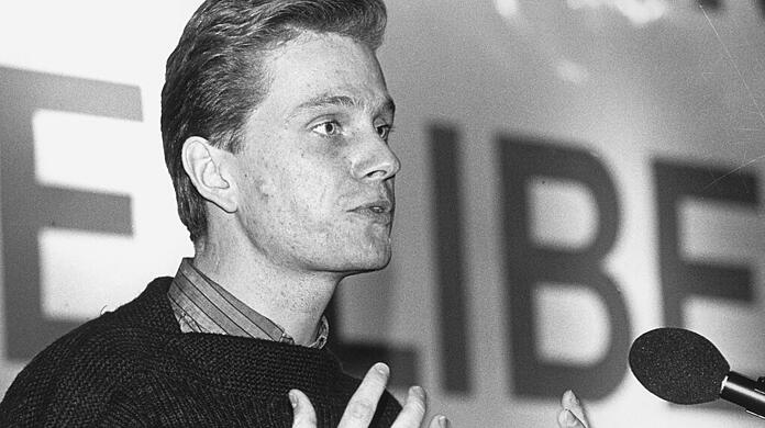 Die Anfänge: Guido Westerwelle am Rednerpult im Dezember 1984 beim Bundeskongress der "Jungen Liberalen" in Bensheim an der Bergstraße.