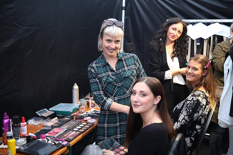 Die Visagistinnen Judi (l.) und Tanja sorgen für das richtige Make-up bei Lisa und Selina.