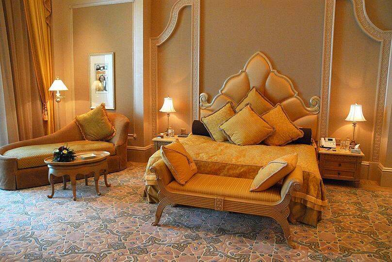 King-Size-Bett im Luxushotel Emirates Palace in Abu Dhabi.