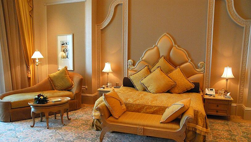 King-Size-Bett im Luxushotel Emirates Palace in Abu Dhabi. King-Size-Bett im Luxushotel Emirates Palace in Abu Dhabi.