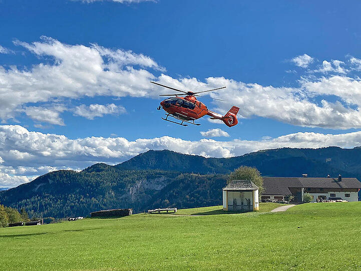 Am Sonntag ist ein 52-Jähriger auf dem Wanderweg entlang des Talgrabens zwischen Almbachklamm und der Wallfahrtskirche in Ettenberg bewusstlos zusammengebrochen und trotz intensiver Wiederbelebungsversuche durch Ersthelfer und Einsatzkräfte verstorben