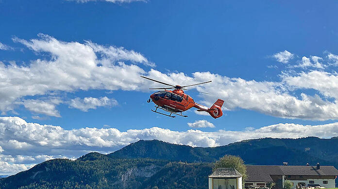 Am Sonntag ist ein 52-Jähriger auf dem Wanderweg entlang des Talgrabens zwischen Almbachklamm und der Wallfahrtskirche in Ettenberg bewusstlos zusammengebrochen und trotz intensiver Wiederbelebungsversuche durch Ersthelfer und Einsatzkräfte verstorben