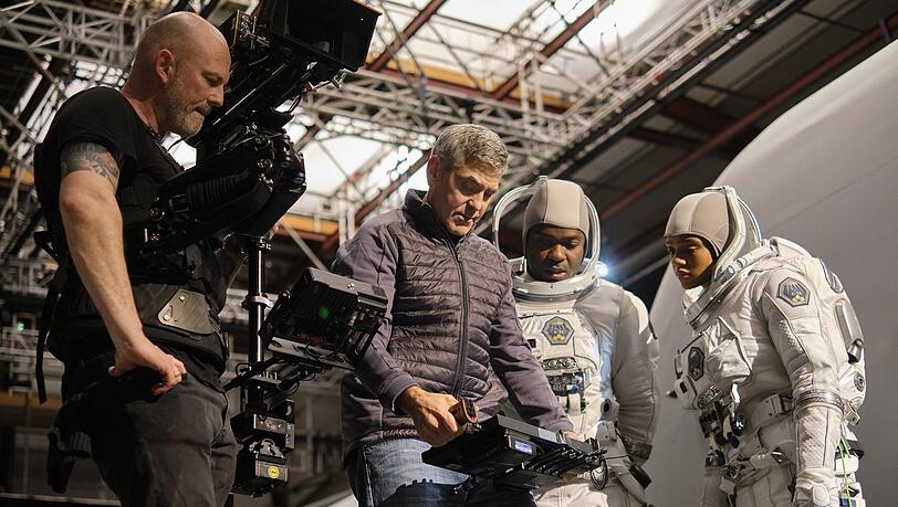 Im Rampenlicht alles unter Kontrolle: George Clooney am Set der Shepperton Studios in der Grafschaft Surrey im Süden Englands bei Dreharbeiten für "Midnight Sky" mit David Oyelowo und Tiffany Boone (re.).