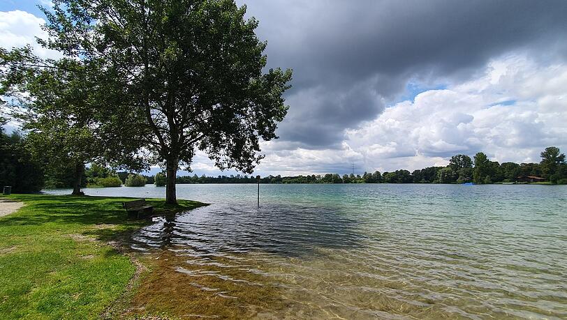 Rund 1,7 Kilometer lang ist das Ufer des Echinger Sees – jede Menge Platz zum Verweilen und Baden.
