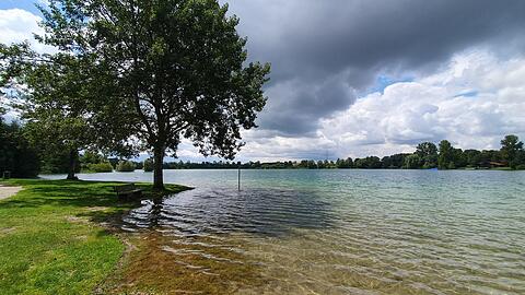 Rund 1,7 Kilometer lang ist das Ufer des Echinger Sees – jede Menge Platz zum Verweilen und Baden.