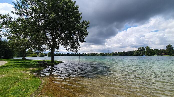 Rund 1,7 Kilometer lang ist das Ufer des Echinger Sees – jede Menge Platz zum Verweilen und Baden.