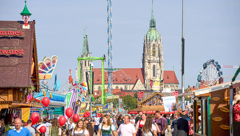 Das größte Volksfest der Welt soll eigentlich für eine gute Stimmung stehen.  Am Dienstagnachmittag kam es anders: Die Polizei nahm einen 34-jährigen Tatverdächtigen auf der Wiesn wegen einer mutmaßlichen Vergewaltigung fest.