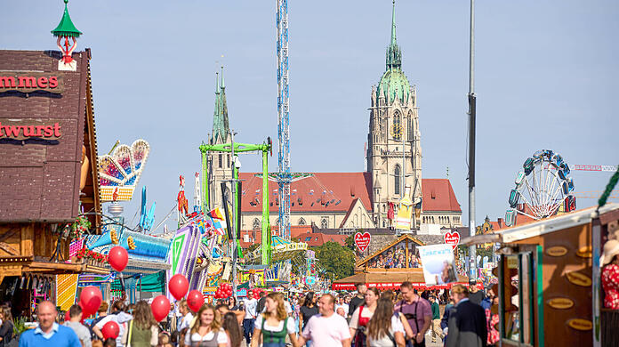 Das größte Volksfest der Welt soll eigentlich für eine gute Stimmung stehen.  Am Dienstagnachmittag kam es anders: Die Polizei nahm einen 34-jährigen Tatverdächtigen auf der Wiesn wegen einer mutmaßlichen Vergewaltigung fest.