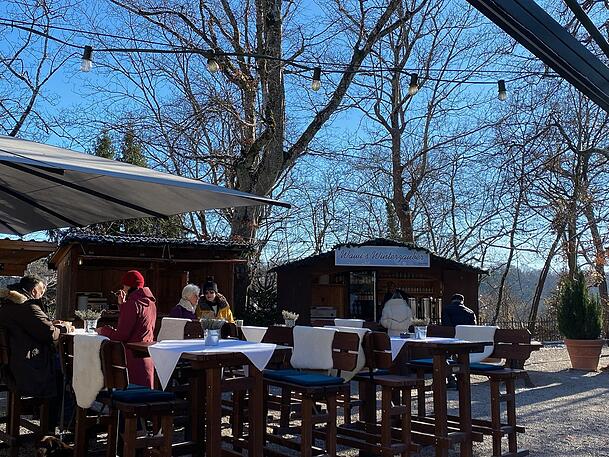 Der Biergarten der Waldwirtschaft Gro&szlig;hesselohe in Pullach bleibt im Winter geschlossen. Die "Winterzauberh&uuml;tte" erfreut die G&auml;ste dennoch.
