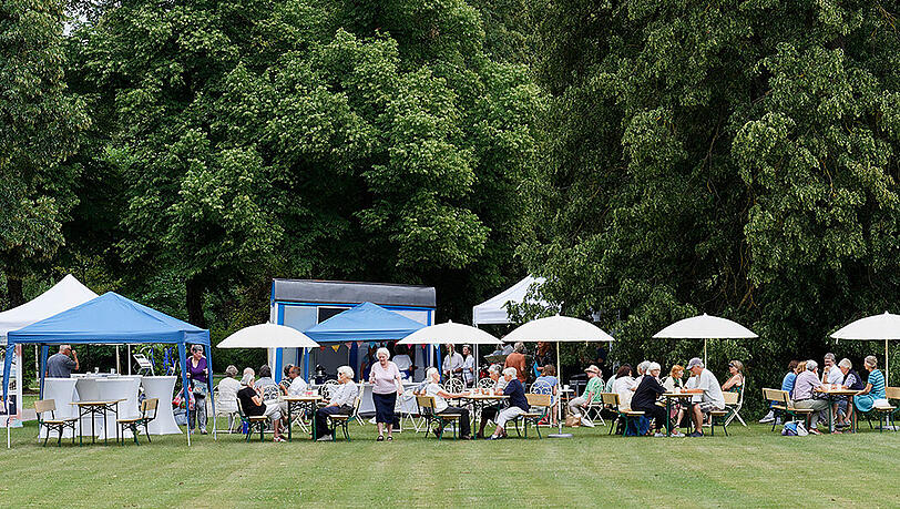Ab sofort ist  bei gutem Wetter immer sonntags ab 14 Uhr das Open-Air-Caf&eacute; Himmelb(l)au wieder am Friedhof am Perlacher Forst ge&ouml;ffnet.