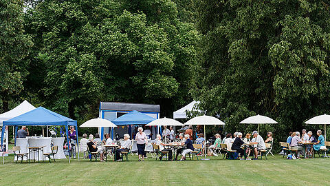 Ab sofort ist  bei gutem Wetter immer sonntags ab 14 Uhr das Open-Air-Caf&eacute; Himmelb(l)au wieder am Friedhof am Perlacher Forst ge&ouml;ffnet.
