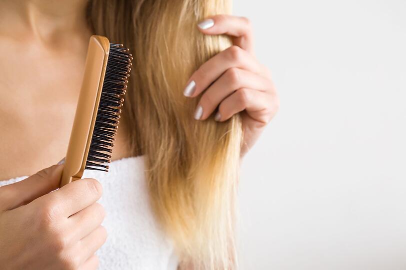 Ihre Haare zu bürsten sollte eigentlich keine schmerzvolle Angelegenheit sein. Falls doch, dann ist die Wahrscheinlichkeit hoch, dass Sie etwas falsch machen. Kämmen Sie Ihr Haar niemals in einem Rutsch vom Ansatz bis ganz nach unten - dies kann, abgesehen von Schmerzen, zu Haarbruch führen. Setzen Sie die Bürste lieber unten an und arbeiten sich vorsichtig nach oben. Ihre Haare zu bürsten sollte eigentlich keine schmerzvolle Angelegenheit sein. Falls doch, dann ist die Wahrscheinlichkeit hoch, dass Sie etwas falsch machen. Kämmen Sie Ihr Haar niemals in einem Rutsch vom Ansatz bis ganz nach unten - dies kann, abgesehen von Schmerzen, zu Haarbruch führen. Setzen Sie die Bürste lieber unten an und arbeiten sich vorsichtig nach oben.