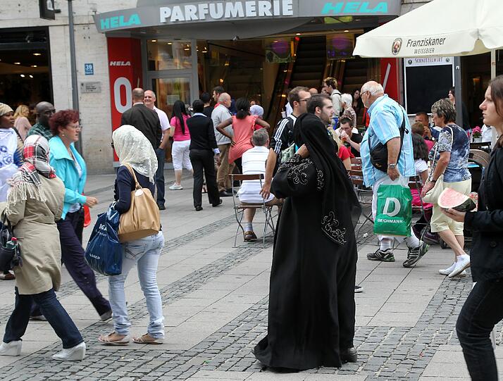 Verausgabt vom Shopping, darf ein kleiner Happen zwischendurch nicht fehlen. Neben Nougatpralinen stehen Kekse und Cremetörtchen bei der Damenwelt hoch im Kurs.