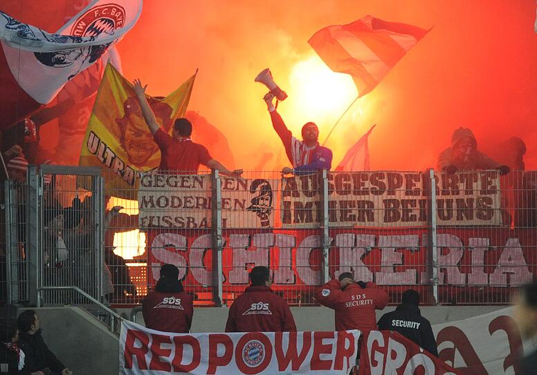 Ultras der "Schickeria" haben sich mit Bochum-Fans gegen 1860-Anhänger verbündet.