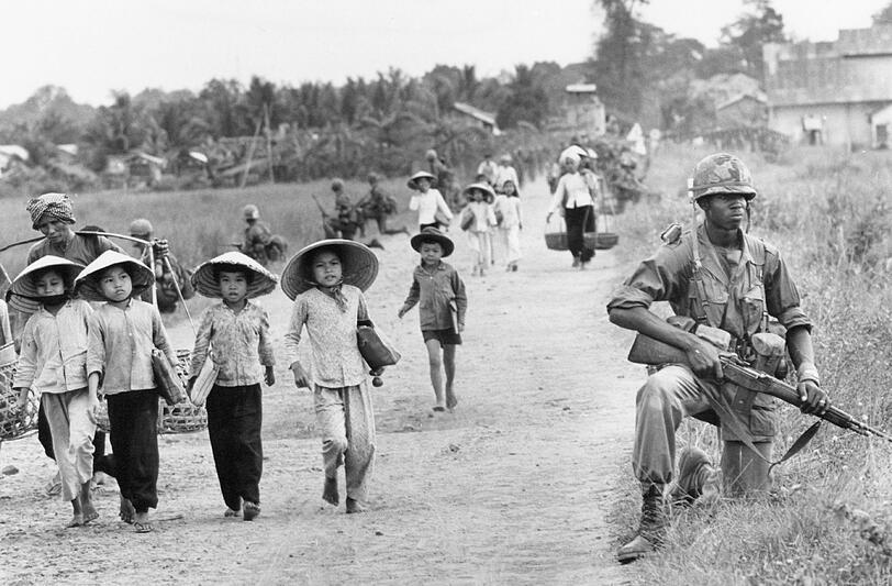 Eine US-Division schützt die Route 7, auf der vietnamesische Frauen und Kindern in ihr Dorf Xuan Dien heimkehren (Dezember 1965).