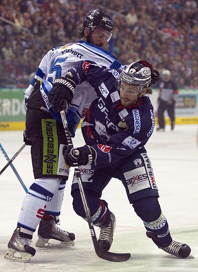 Die Augenweide: Grant Lewis (Verteidiger, 28, Straubing Tigers, Amerikaner) &bdquo;Für mich war er schon vergangene Saison in Straubing einer der besten DEL-Verteidiger. Er hat viel Erfahrung, hat es sogar auf ein Spiel in der NHL gebracht&ldquo;, sagt Winkler, &bdquo;er ist in der Offensive eine Augenweide und hat mit seinen 28 Jahren den Zenit noch nicht erreicht.&ldquo;