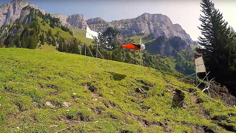 Der Basejumper Sven Ugau durschlägt drei Ziele - Weltrekord!