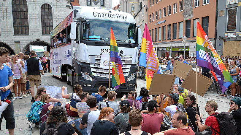 Die Sitzblockade grüner Aktivisten vor dem LSU-Wagen sorgt für heftige Diskussionen.
