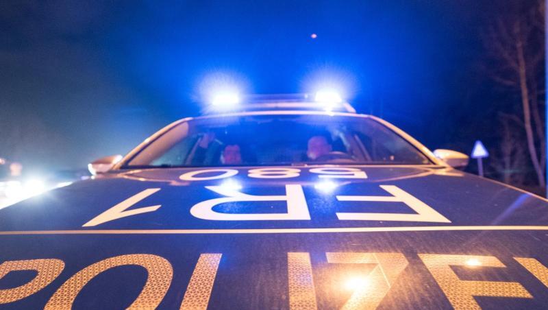 Ein Polizeifahrzeug steht mit angeschaltetem Blaulicht auf der Straße. Foto: Patrick Seeger/dpa/Symbolbild Ein Polizeifahrzeug steht mit angeschaltetem Blaulicht auf der Straße. Foto: Patrick Seeger/dpa/Symbolbild