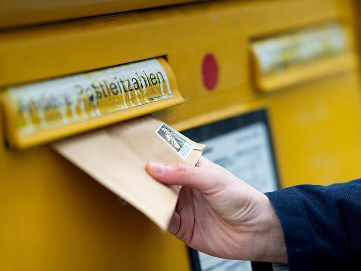 Laut Gesetz müssen 80 Prozent der Briefe am nächsten und 95 Prozent am übernächsten Werktag ausgeliefert sein.