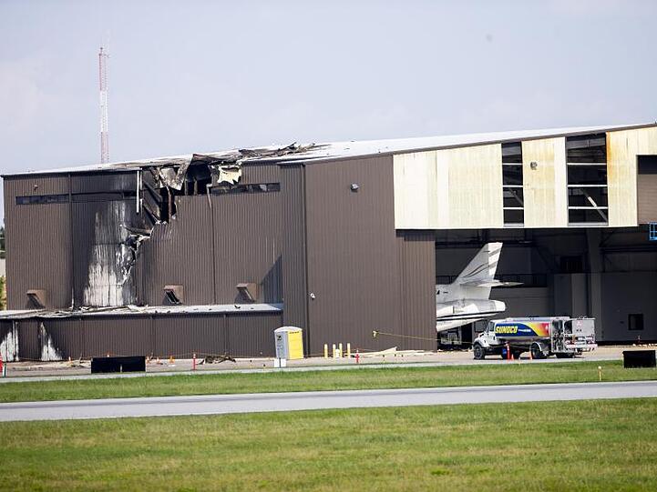 Ein beschädigter Flugzeughangar, nach dem Absturz des Kleinflugzeugs.