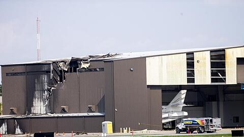 Ein beschädigter Flugzeughangar, nach dem Absturz des Kleinflugzeugs.