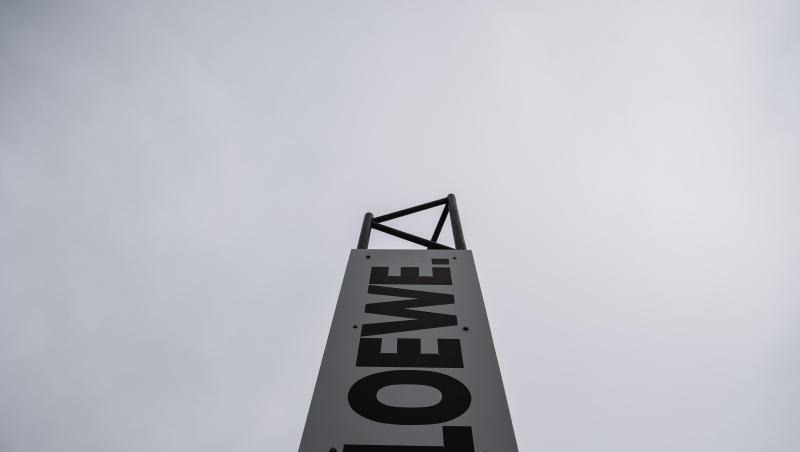 Am Hauptstandort des Elektronikkonzerns "Loewe" ist ein Schild mit dem Schriftzug des Unternehmens zu sehen. (Archivbild) Am Hauptstandort des Elektronikkonzerns "Loewe" ist ein Schild mit dem Schriftzug des Unternehmens zu sehen. (Archivbild)