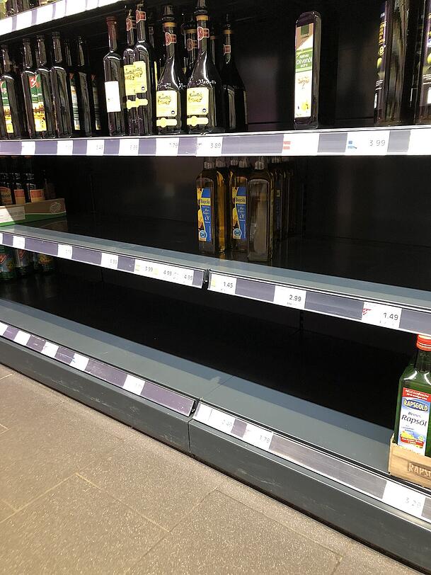Teurer als andere Produkte – und deshalb wohl noch im Regal. Bio-Rapsöl in einem Edeka-Markt. Teurer als andere Produkte – und deshalb wohl noch im Regal. Bio-Rapsöl in einem Edeka-Markt.