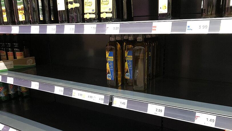 Teurer als andere Produkte – und deshalb wohl noch im Regal. Bio-Rapsöl in einem Edeka-Markt. Teurer als andere Produkte – und deshalb wohl noch im Regal. Bio-Rapsöl in einem Edeka-Markt.