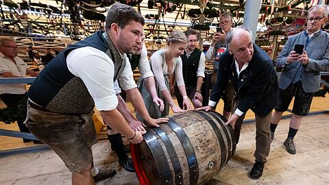 Auftakt zum Oktoberfest. Mitarbeiter bringen das Bierfass für den Anstich in das Festzelt.