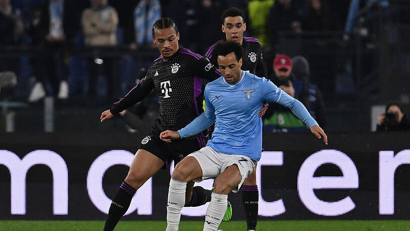 Im Hinspiel mussten sich Leroy Sane und der FC Bayern gegen Lazio Rom mit 0:1 geschlagen geben.