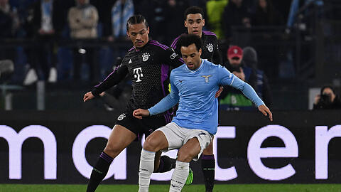 Im Hinspiel mussten sich Leroy Sane und der FC Bayern gegen Lazio Rom mit 0:1 geschlagen geben.