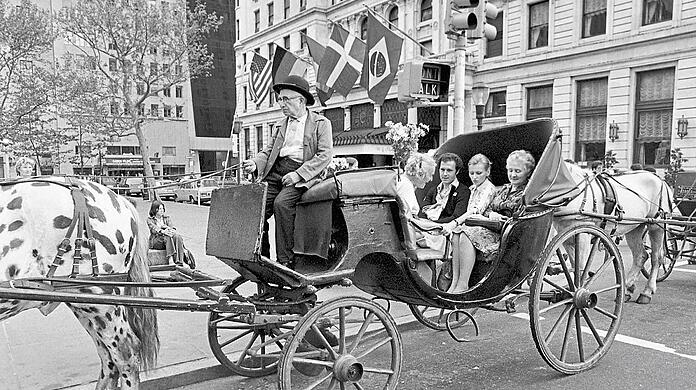 New York von der Kutsche aus: Beckenbauer mit seiner Freundin Diana Sandmann (M.), seiner Mutter Antonie (r.) und Tante Paula (l.).