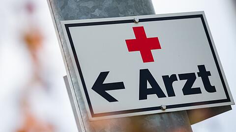 Ärzte fordern eine Strafgebühr für Patienten, die gebuchte Termine beim Arzt nicht wahrnehmen. (Symbolbild)