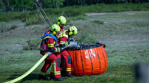 Nach Ausbruch des Waldbrandes wurden Säcke mit Löschwasser für die eingesetzten Hubschrauber gefüllt. (Archivbild)
