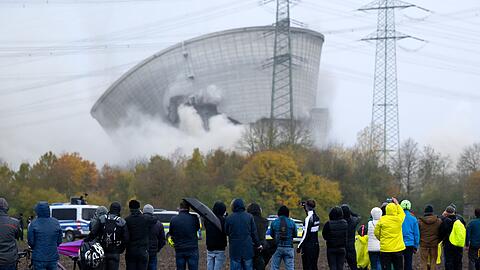 Der zweite Kühlturm des stillgelegten Kernkraftwerkes Gundremmingen stürzt nach der Sprengung zusammen
