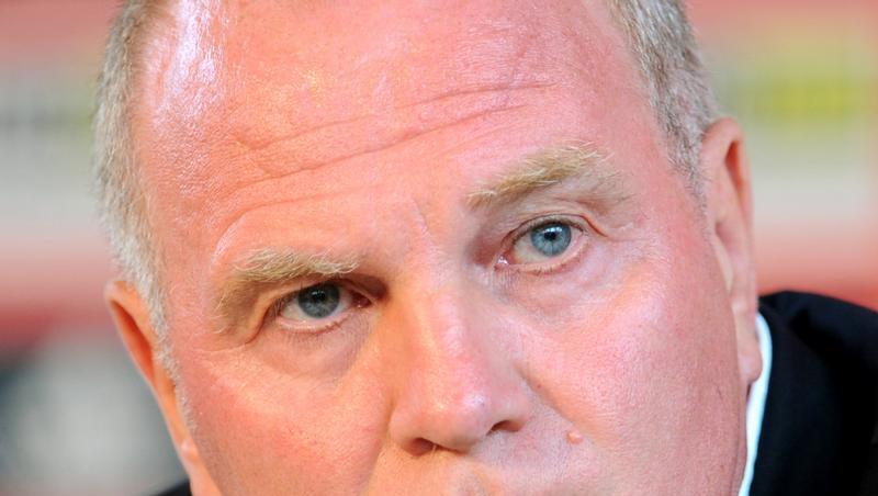 Bayern-Präsident Uli Hoeneß kritisiert DFB-Chef Theo Zwanziger. Bayern-Präsident Uli Hoeneß kritisiert DFB-Chef Theo Zwanziger.