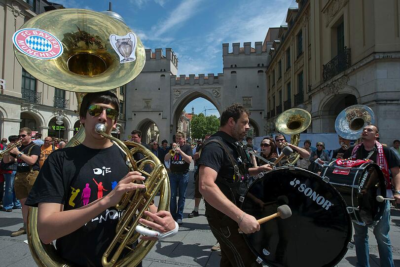 Wie hier am Stachus, die Musiker der Kapelle "Die Uswendige" aus Wehr in Sued-Baden.