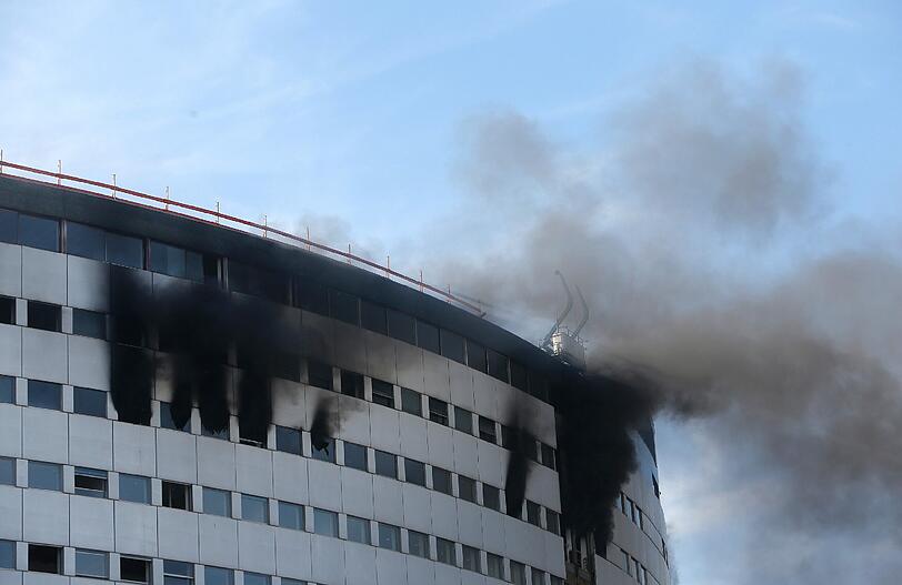 Explosionen bei Radio France in Paris: Im Hauptquartier des Senders ist es zu einem großen Feuer gekommen. Die Bilder vom Großeinsatz der Feuerwehr.