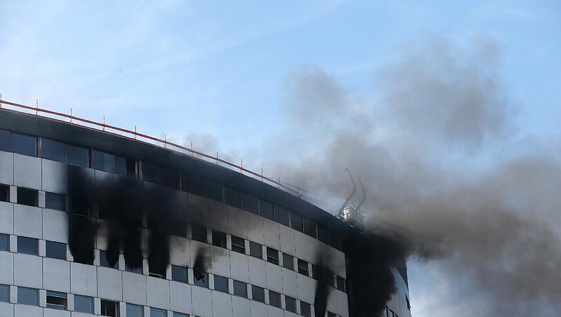 Explosionen bei Radio France in Paris: Im Hauptquartier des Senders ist es zu einem großen Feuer gekommen. Die Bilder vom Großeinsatz der Feuerwehr. Explosionen bei Radio France in Paris: Im Hauptquartier des Senders ist es zu einem großen Feuer gekommen. Die Bilder vom Großeinsatz der Feuerwehr.