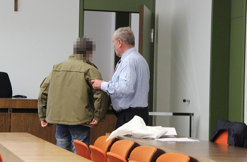 Bereut seine Tat zutiefst und darf auf Bewährung raus: Paul P. (40) mit seinem Anwalt Karl-Heinz Seidl (von links).