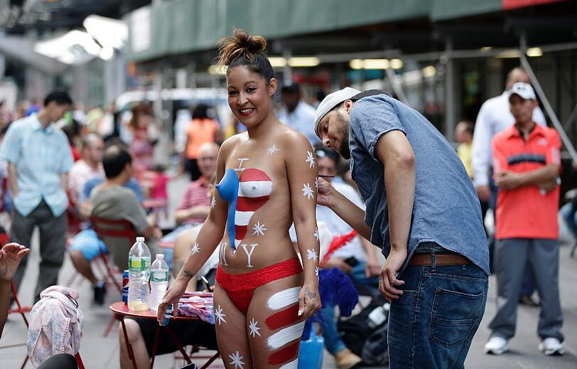 Bemalte Busen am Times Square. Die "Desnudas" sind New Yorks Bürgermeister ein Dorn im Auge.