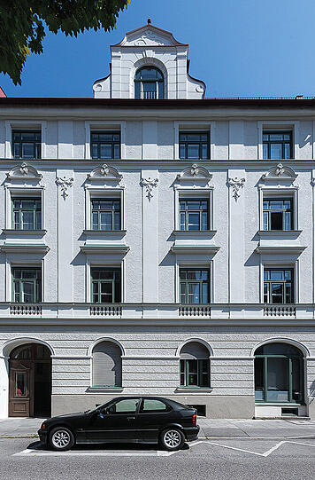 Balanstraße 19: Das viergeschossige Mietshaus wurde um 1890 im Stil des Neubarocks erbaut.
