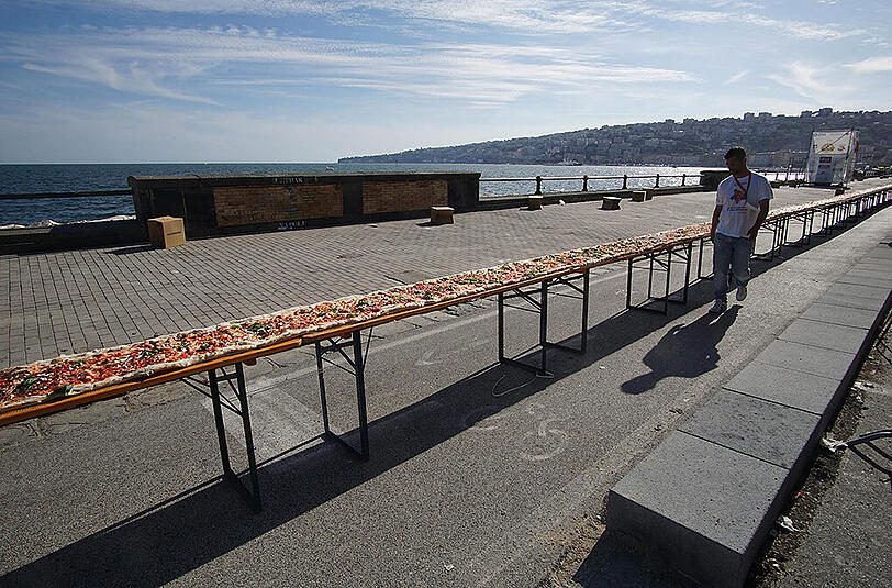 Die längste Pizza der Welt wurde in Neapel gebacken. Sie ist fast zwei Kilometer lang.
