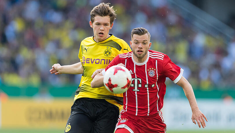 Bayern-Spieler Manuel Wintzheimer (rechts) und der Dortmunder Luca Kilian im Kampf um den Ball. Bayern-Spieler Manuel Wintzheimer (rechts) und der Dortmunder Luca Kilian im Kampf um den Ball.