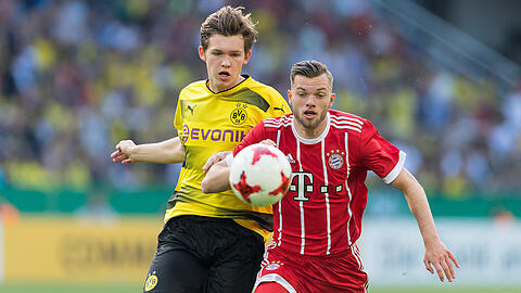 Bayern-Spieler Manuel Wintzheimer (rechts) und der Dortmunder Luca Kilian im Kampf um den Ball.