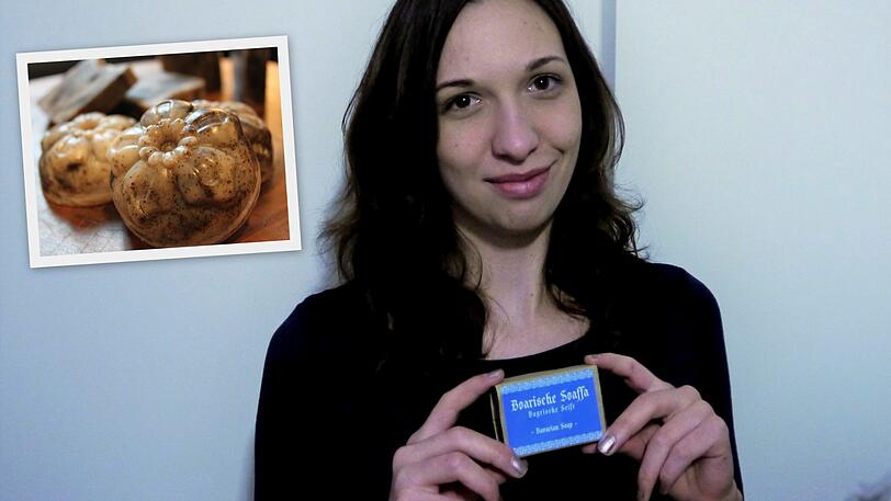 Eva Hummel hält einen Prototypen der Kaffeeseife in den Händen, deren nostalgische Aufmachung auch Touristen ansprechen soll.