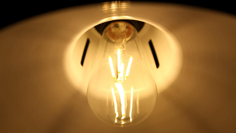 Sorgt für angenehmes Licht, hilft sparen und schont die Umwelt: LED-Glühbirne. Sorgt für angenehmes Licht, hilft sparen und schont die Umwelt: LED-Glühbirne.